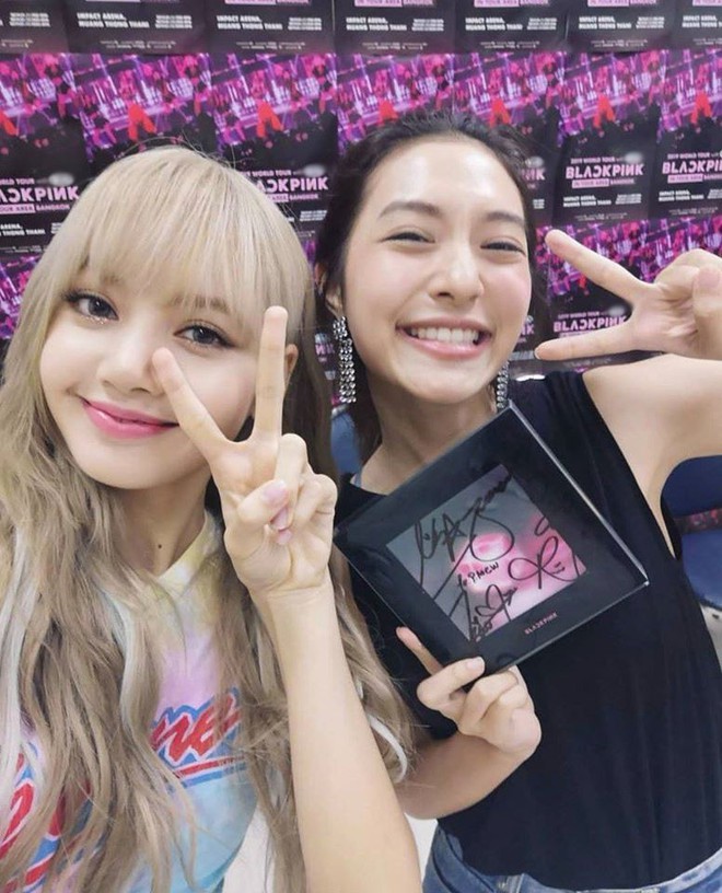 Dàn sao Thái khủng đến ủng hộ em gái quốc tế Lisa tại concert Black Pink, nhưng bố mẹ của cô mới là tâm điểm - Ảnh 11.