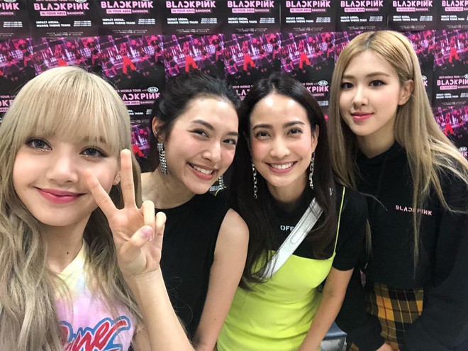 Dàn sao Thái khủng đến ủng hộ em gái quốc tế Lisa tại concert Black Pink, nhưng bố mẹ của cô mới là tâm điểm - Ảnh 8.