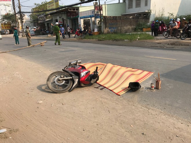 Dân truy bắt xe container cán chết người rồi bỏ chạy ở Sài Gòn - Ảnh 2.