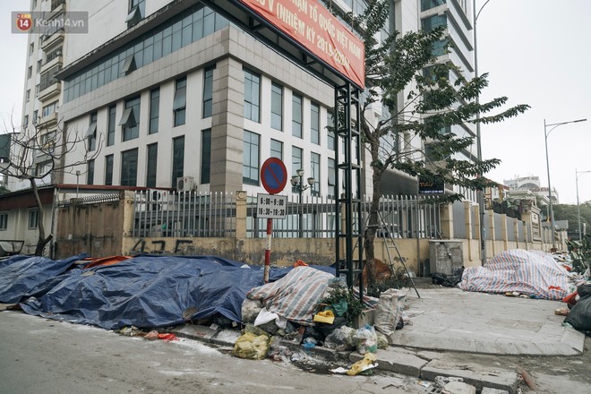 Ảnh, clip: 4 ngày không đổ rác do người dân chặn xe tải vào bãi, nhiều quận nội thành Hà Nội ngập ngụa trong phế thải - Ảnh 3.
