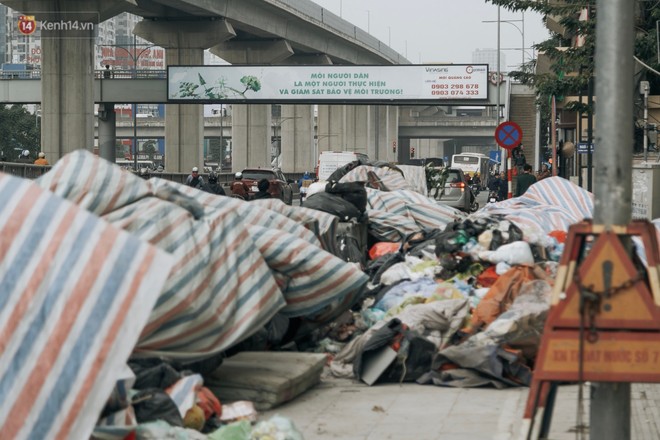 Ảnh, clip: 4 ngày không đổ rác do người dân chặn xe tải vào bãi, nhiều quận nội thành Hà Nội ngập ngụa trong phế thải - Ảnh 7.