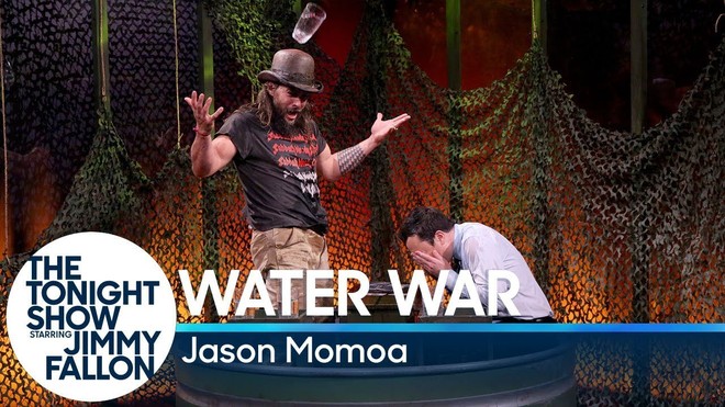 Đừng dại dột mà chơi tạt nước với Aquaman Jason Momoa! - Ảnh 1.