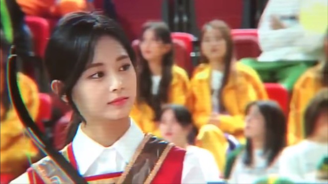 Với vài giây cười ngại ngùng, Tzuyu (TWICE) đã khiến tiểu Taeyeon phải thốt lên: Xinh thật đấy! - Ảnh 3.