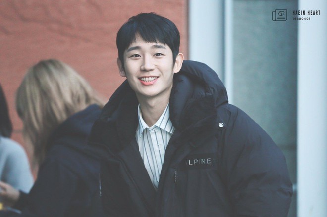 Mặt đ&atilde; trẻ c&ograve;n biết để t&oacute;c, ăn vận hack tuổi, Jung Hae In nh&igrave;n như g&igrave; sinh vi&ecirc;n mới ra trường - Ảnh 1.