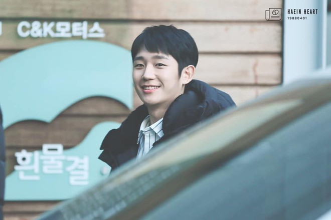 Mặt đ&atilde; trẻ c&ograve;n biết để t&oacute;c, ăn vận hack tuổi, Jung Hae In nh&igrave;n như g&igrave; sinh vi&ecirc;n mới ra trường - Ảnh 3.