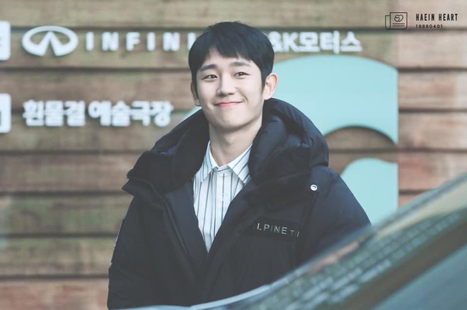 Mặt đ&atilde; trẻ c&ograve;n biết để t&oacute;c, ăn vận hack tuổi, Jung Hae In nh&igrave;n như g&igrave; sinh vi&ecirc;n mới ra trường - Ảnh 4.