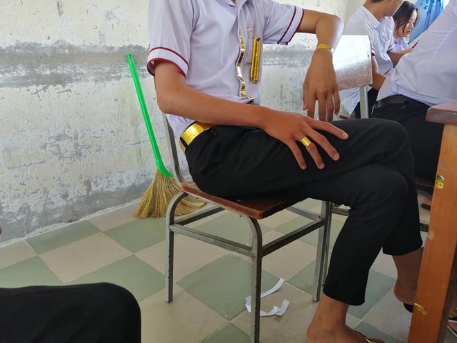 Đi học phong c&aacute;ch th&aacute;i tử Dubai, nam sinh g&acirc;y lo&aacute; mắt với bộ phụ kiện l&oacute;ng l&aacute;nh &aacute;nh v&agrave;ng đầy qu&yacute; tộc - Ảnh 2.