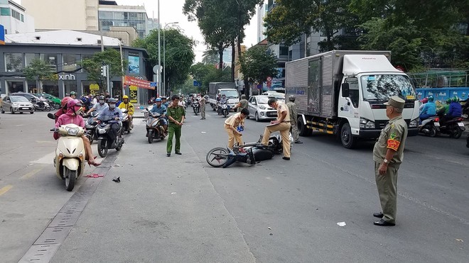 TP.HCM: 2 xe máy va chạm, cô gái đứt gần lìa chân trên đường đi làm - Ảnh 1.