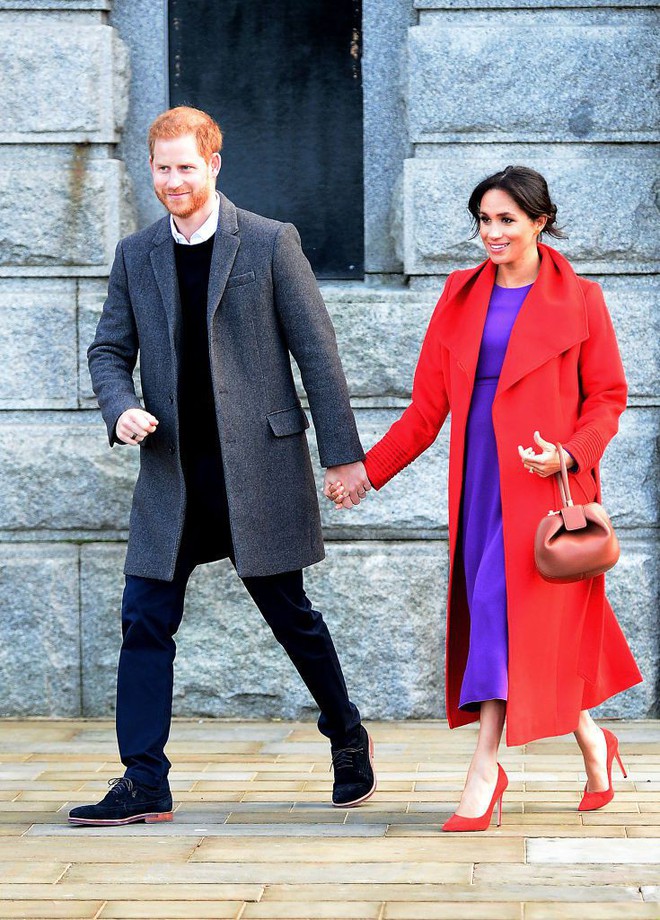 T&aacute;o bạo diện 2 gam m&agrave;u tối kỵ, Meghan Markle kh&ocirc;ng những kh&ocirc;ng bị ch&ecirc; m&agrave; c&ograve;n được so s&aacute;nh với C&ocirc;ng nương Diana - Ảnh 1.