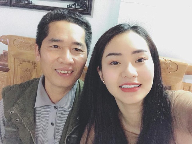 Con g&aacute;i khoe bố mẹ t&igrave;nh cảm như hồi mới cưới, ng&agrave;y n&agrave;o bố cũng chạy 40km xuống viện, ki&ecirc;n nhẫn gội đầu b&ocirc;i thuốc cho mẹ cả tiếng đồng hồ - Ảnh 5.