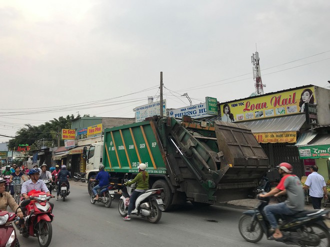 Va chạm với xe chở rác, hai thanh niên bị bánh xe cán chết ở Sài Gòn - Ảnh 2.