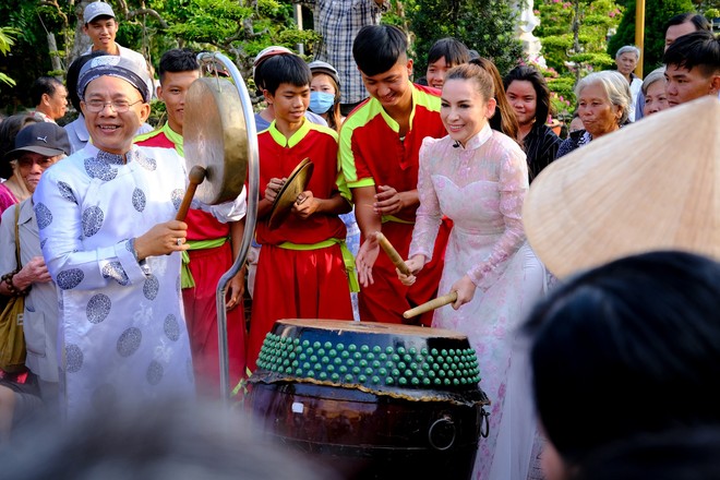 Quán quân Hồ Văn Cường phổng phao bên mẹ Phi Nhung trong chuyến từ thiện cuối năm - Ảnh 1.