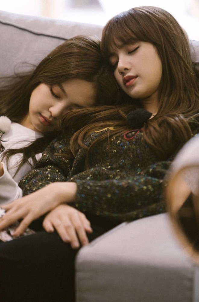Lisa bị miệt thị, Jennie (Black Pink) khiến h&agrave;ng ngh&igrave;n fan bật kh&oacute;c v&igrave; b&ecirc;nh vực em &uacute;t bằng một c&acirc;u n&oacute;i - Ảnh 3.