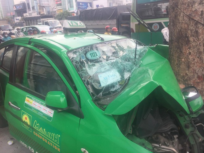 Sau va chạm trên đường, xe taxi tông mạnh vào gốc cây xanh ở Sài Gòn khiến 2 người nhập viện cấp cứu - Ảnh 2.