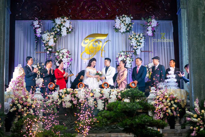 Cô dâu "vàng đeo trĩu cổ" sống trong lâu đài 7 tầng ở Nam Định: Bố mẹ cho 200 cây vàng, 2 sổ đỏ và rước dâu bằng Rolls-Royce Phantom 35 tỷ - Ảnh 7.