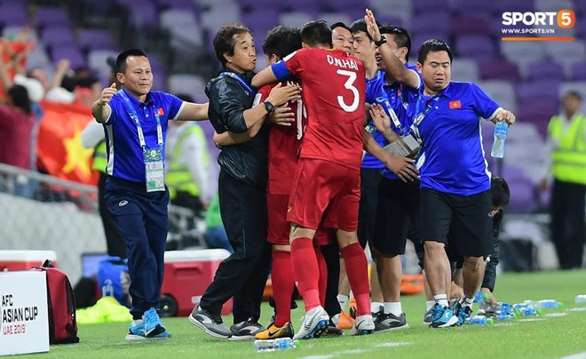 Quang Hải ăn mừng cực nhiệt khi tái hiện siêu phẩm cầu vồng tại Asian Cup 2019 - Ảnh 6.