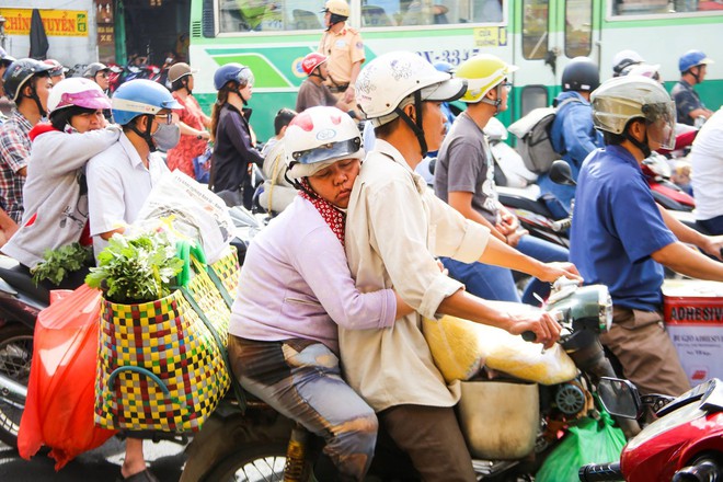 Hình ảnh người phụ nữ lấm lem siết chặt cái ôm, tranh thủ dựa lưng chồng chợp mắt trên đường phố Sài Gòn khiến nhiều người rưng rưng - Ảnh 2.