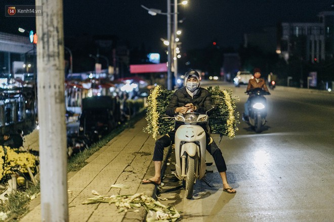 Chùm ảnh: Chợ hoa Quảng An sáng đèn, lung linh những ngày giáp Tết - Ảnh 13.