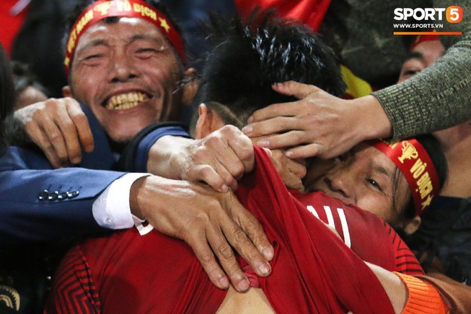 Văn Hậu suýt khóc vì bị trấn lột ngay trên sân Mỹ Đình sau trận chung kết AFF Cup 2018 - Ảnh 1.