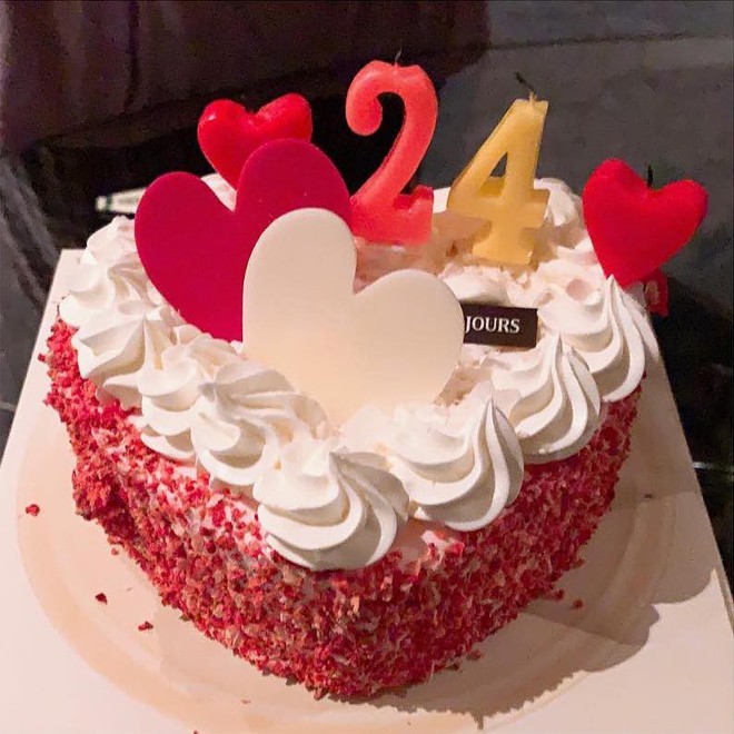 Bạn trai ở nước ngoài, Jennie (Black Pink) đón sinh nhật đặc biệt bên một nhân vật, nhận toàn hoa và quà hàng hiệu - Ảnh 8.