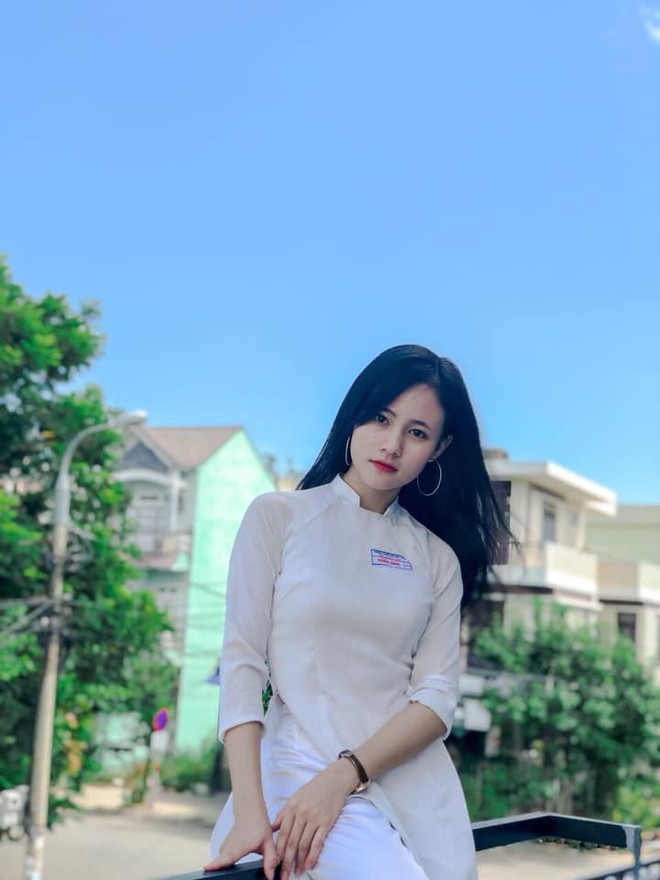 Nữ sinh Việt diện áo dài trắng: Người xinh đẹp trong trẻo xuất sắc, người quyến rũ với 3 vòng siêu chuẩn - Ảnh 2.