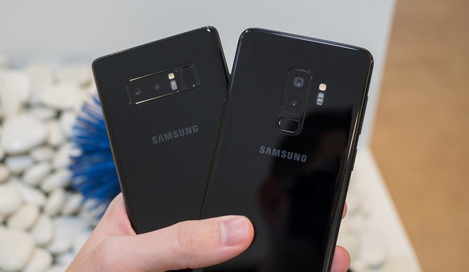Mang cả đống smartphone đi khoe event nhưng Samsung lại lỡ quên 2 chiếc vì lý do bi hài này - Ảnh 3.