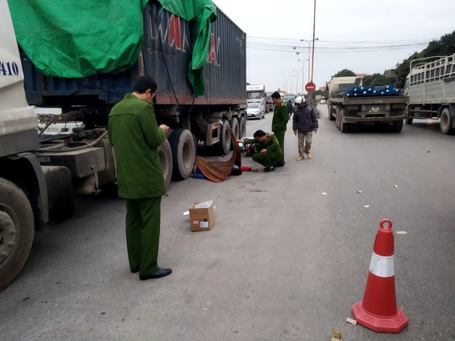 Ngã vào gầm xe container, đôi nam nữ đi xe SH tử vong - Ảnh 1.