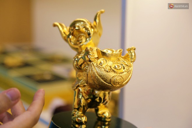 Tượng heo v&agrave;ng gi&aacute; h&agrave;ng trăm triệu đồng được người S&agrave;i G&ograve;n săn l&ugrave;ng để chơi Tết Kỷ Hợi 2019 - Ảnh 9.