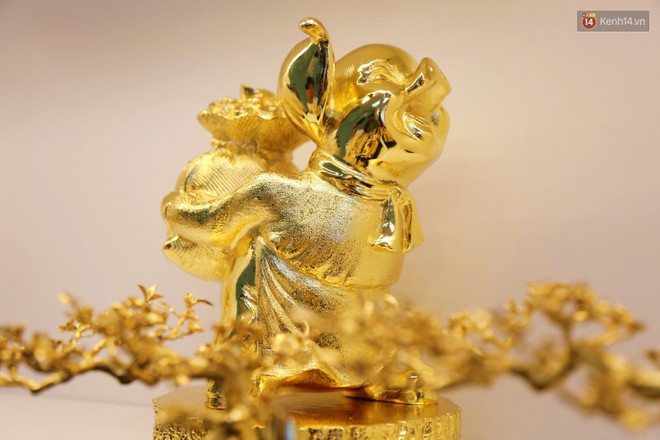 Tượng heo v&agrave;ng gi&aacute; h&agrave;ng trăm triệu đồng được người S&agrave;i G&ograve;n săn l&ugrave;ng để chơi Tết Kỷ Hợi 2019 - Ảnh 6.