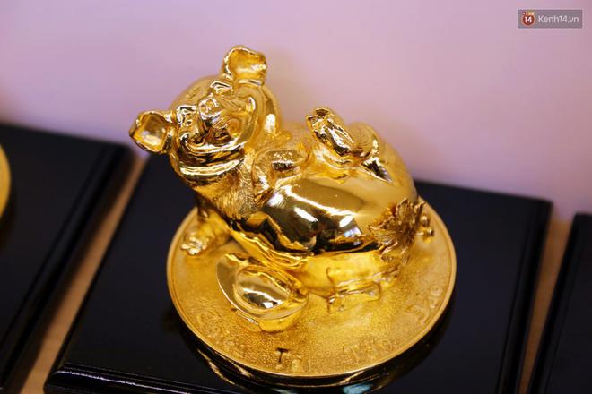 Tượng heo v&agrave;ng gi&aacute; h&agrave;ng trăm triệu đồng được người S&agrave;i G&ograve;n săn l&ugrave;ng để chơi Tết Kỷ Hợi 2019 - Ảnh 8.