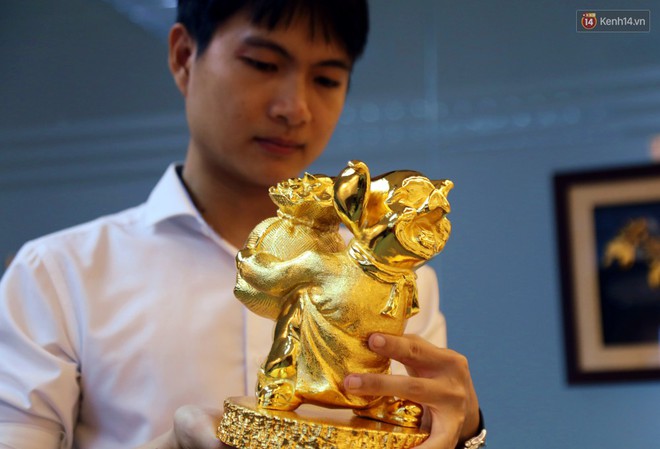 Tượng heo v&agrave;ng gi&aacute; h&agrave;ng trăm triệu đồng được người S&agrave;i G&ograve;n săn l&ugrave;ng để chơi Tết Kỷ Hợi 2019 - Ảnh 5.