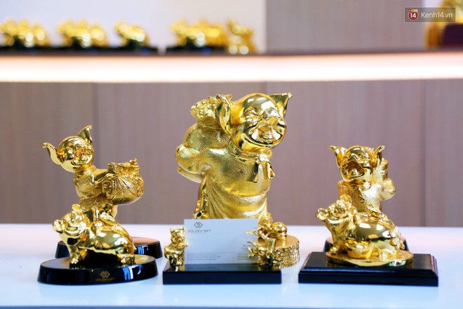 Tượng heo v&agrave;ng gi&aacute; h&agrave;ng trăm triệu đồng được người S&agrave;i G&ograve;n săn l&ugrave;ng để chơi Tết Kỷ Hợi 2019 - Ảnh 4.