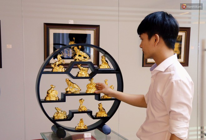 Tượng heo v&agrave;ng gi&aacute; h&agrave;ng trăm triệu đồng được người S&agrave;i G&ograve;n săn l&ugrave;ng để chơi Tết Kỷ Hợi 2019 - Ảnh 1.