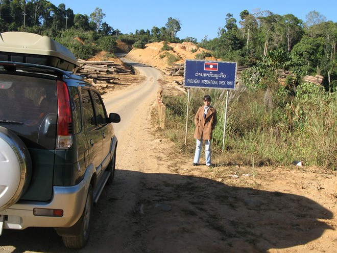 Nhìn lại 10 năm trước, có một nữ nhà báo tự lái ô tô vượt 3.000km xuyên Lào: Nếu trái đất còn những chỗ có thể đi được, tôi sẵn sàng đi - Ảnh 3.