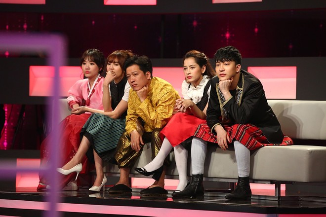 Chi Pu, Hari Won khoe giọng hát live kỳ dị trên sóng truyền hình - Ảnh 2.