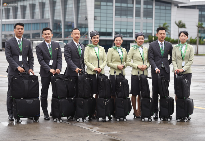 Phải công nhận, đồng phục của tiếp viên Bamboo Airways không chỉ lịch sự mà còn rất đẹp và trendy - Ảnh 1.
