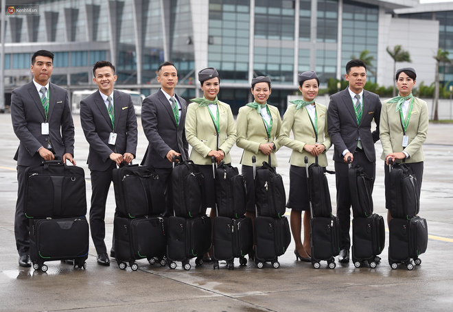 Phải c&ocirc;ng nhận, đồng phục của tiếp vi&ecirc;n Bamboo Airways kh&ocirc;ng chỉ lịch sự m&agrave; c&ograve;n rất đẹp v&agrave; trendy - Ảnh 1.