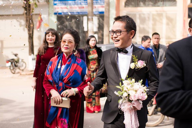 Clip: Khoảnh khắc ngọt ngào trong đám cưới của NSND Trung Hiếu ở tuổi 46 với bà xã kém gần 2 con giáp - Ảnh 3.