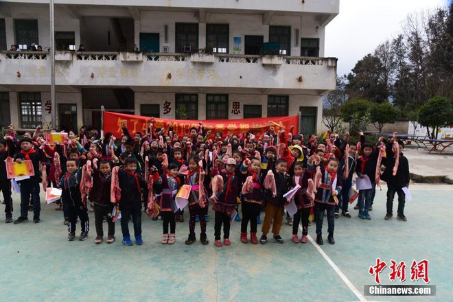 Không thưởng tiền, trường học này tặng thịt lợn cho học sinh giỏi mang về ăn Tết - Ảnh 1.