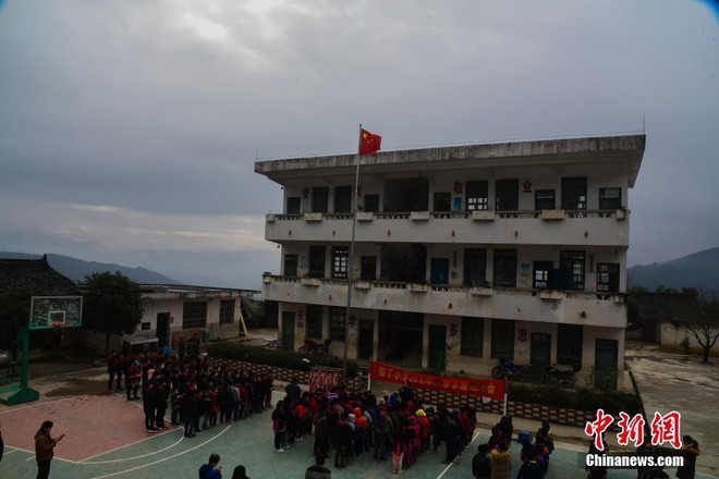 Không thưởng tiền, trường học này tặng thịt lợn cho học sinh giỏi mang về ăn Tết - Ảnh 7.