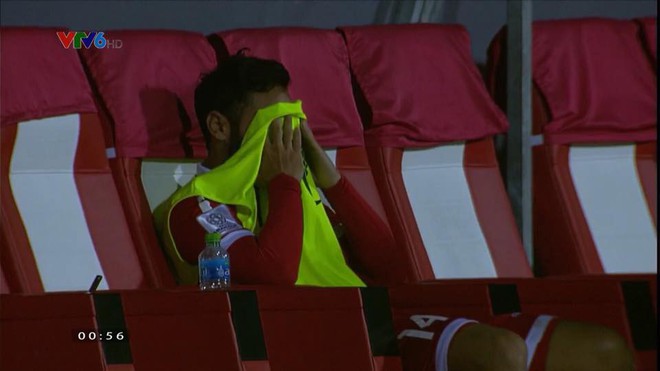 Không thể chiếm suất của Việt Nam, cầu thủ Lebanon gục khóc nức nở sau tiếng còi mãn cuộc - Ảnh 5.