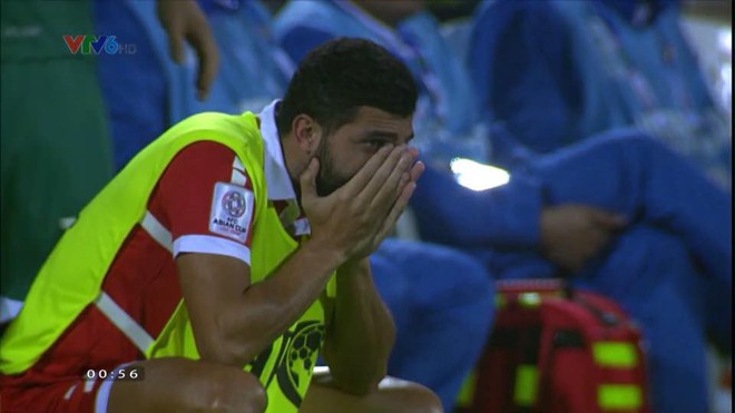Không thể chiếm suất của Việt Nam, cầu thủ Lebanon gục khóc nức nở sau tiếng còi mãn cuộc - Ảnh 6.