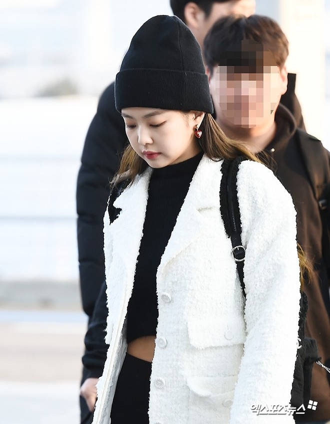Lộ diện sau phốt lộ Facebook tục tĩu, Jennie liên tục cúi gằm mặt, Black Pink buồn bã và mệt mỏi tại sân bay - Ảnh 8.