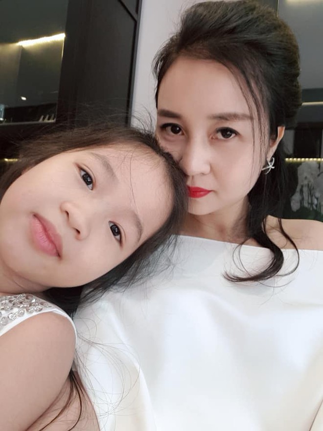 Nhật L&ecirc; kh&eacute;o nịnh mẹ nu&ocirc;i Quang Hải th&igrave; r&otilde; rồi, nhưng vẻ đẹp tuổi 40 của c&ocirc; l&agrave; điều khiến d&acirc;n mạng ch&uacute; &yacute; - Ảnh 8.