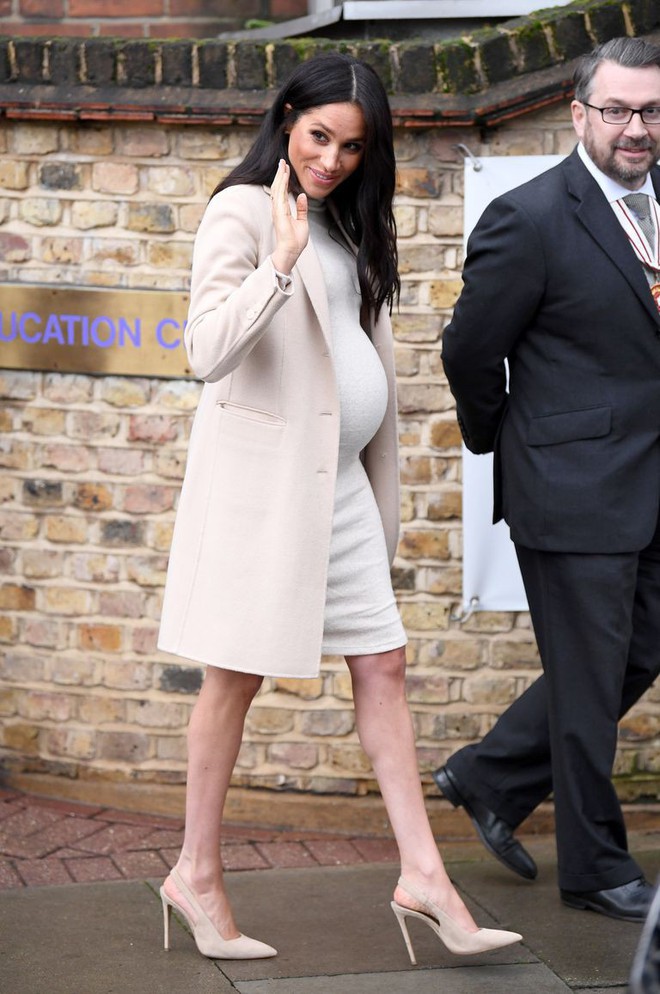 meghan-duchess-of-sussex-departs-after-visiting-mayhew-news-photo-1083228838-1547656353-15477108822521345620330-1547745058950756999927.jpg