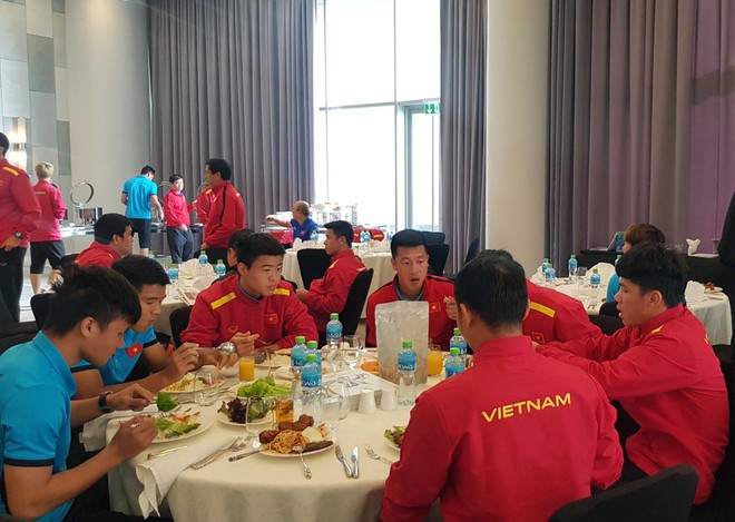 Tuyển thủ Việt Nam phấn khích khi tới Dubai, chuẩn bị cho trận đấu gặp Jordan tại vòng 1/8 - Ảnh 6.