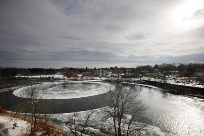 Đĩa băng tròn kỳ lạ xuất hiện trên con sông ở Maine (Mỹ) - Ảnh 6.