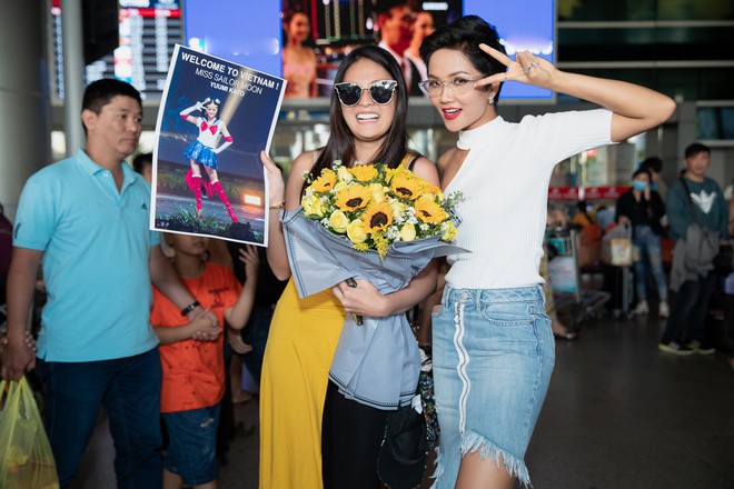 HHen Niê đón Miss Universe Nhật Bản từng gây sốt với quốc phục thuỷ thủ mặt trăng đến thăm Việt Nam - Ảnh 2.
