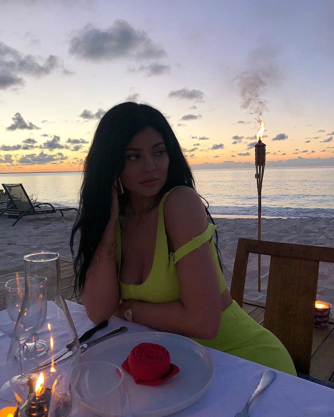 Gái một con Kylie Jenner sexy hút hồn khi mặc bikini, làm các thiếu nữ chưa sinh cũng phải ghen tị - Ảnh 4.