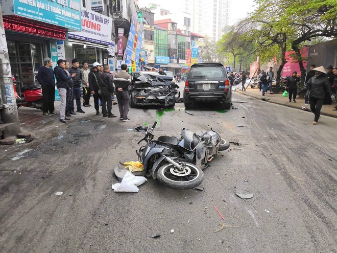 Hà Nội: Ô tô điên gây tai nạn liên hoàn, cụ bà bán hàng rong bị đâm tử vong - Ảnh 2.